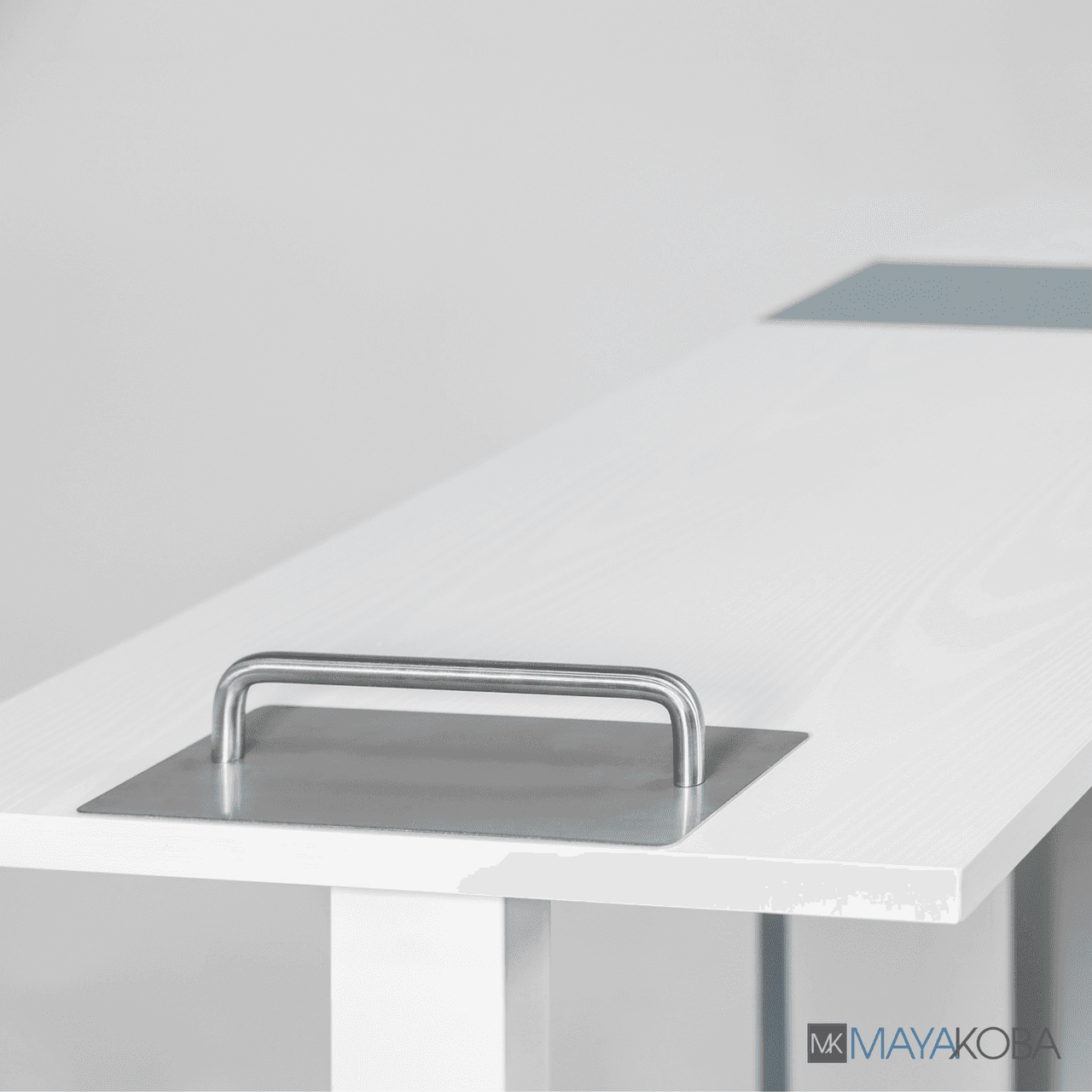 TAYLOR Foldable Manicure Table by Mayakoba