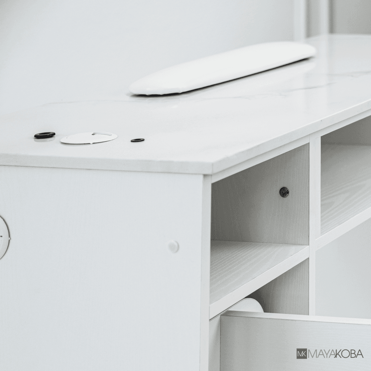 AVIGNON Manicure Table